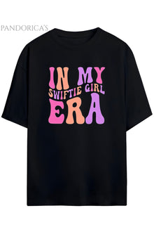 Pandorica's TAYLOR SWIFT Tasarımı " IN MY SWIFTIE GIRL ERA" Yazılı Baskılı Unisex Pamuklu T-shirt