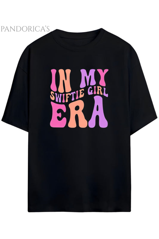 Pandorica's TAYLOR SWIFT Tasarımı " IN MY SWIFTIE GIRL ERA" Yazılı Baskılı Unisex Pamuklu T-shirt