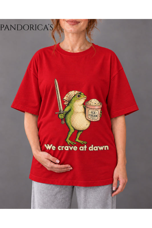 Kadın Hamile Temalı "We Crave At Dawn" Yazılı Dondurma Sevimli Kurbağa Baskılı Oversize Pamuklu Tişört Bisiklet Yaka