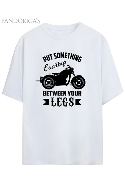 Pandorica's Motorcu Tasarımı "Put Something Exciting Between Your Legs"Yazılı Unisex Pamuklu T-shirt