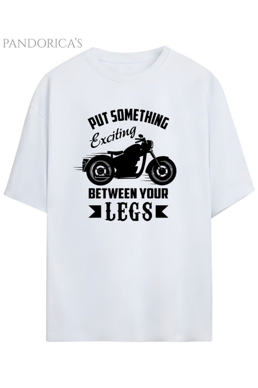Pandorica's Motorcu Tasarımı "Put Something Exciting Between Your Legs"Yazılı Unisex Pamuklu T-shirt