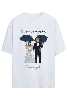 Gilmore Girls Tasarım Serisi Rory ve Jack İkonik Replik "In Omnia Paratus" Yazılı Şemsiye Baskılı Unisex Tişört