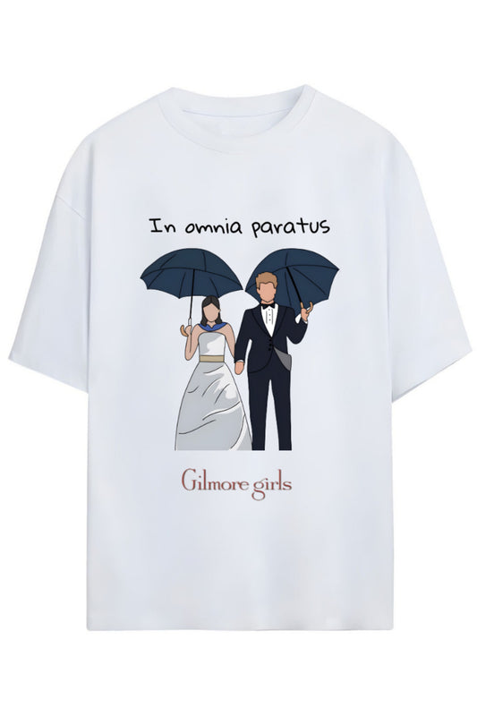 Gilmore Girls Tasarım Serisi Rory ve Jack İkonik Replik "In Omnia Paratus" Yazılı Şemsiye Baskılı Unisex Tişört