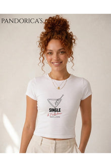 Sex And The City Tasarım Serisi Carrie Bradshaw "SINGLE AND FABULOUS" Yazılı Baskılı Slim Fit Likralı Tişört (BODY TEE)