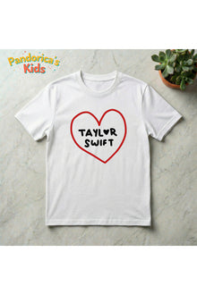 Pandorica's TAYLOR SWIFT Tasarımı Kırmızı Kalp Baskılı Yazılı Pamuklu Unisex Çocuk T-shirt