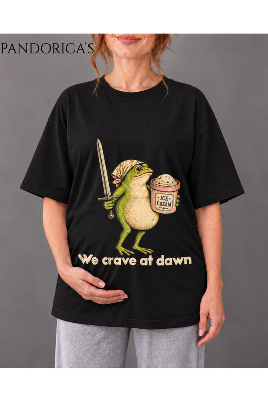 Kadın Hamile Temalı "We Crave At Dawn" Yazılı Dondurma Sevimli Kurbağa Baskılı Oversize Pamuklu Tişört Bisiklet Yaka